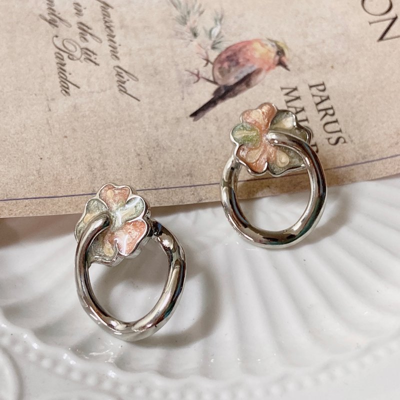 [Western Antique Jewelry] Exquisite Crystal Sand Enamel Thick Curve Texture Flower Gloss Embossed Earrings Earpins - Earrings & Clip-ons - Precious Metals Silver