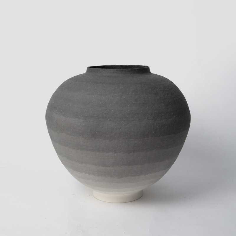 STUDIO HA SHIN-HYEOK Moon Jar - 擺飾/家飾品 - 陶 黑色