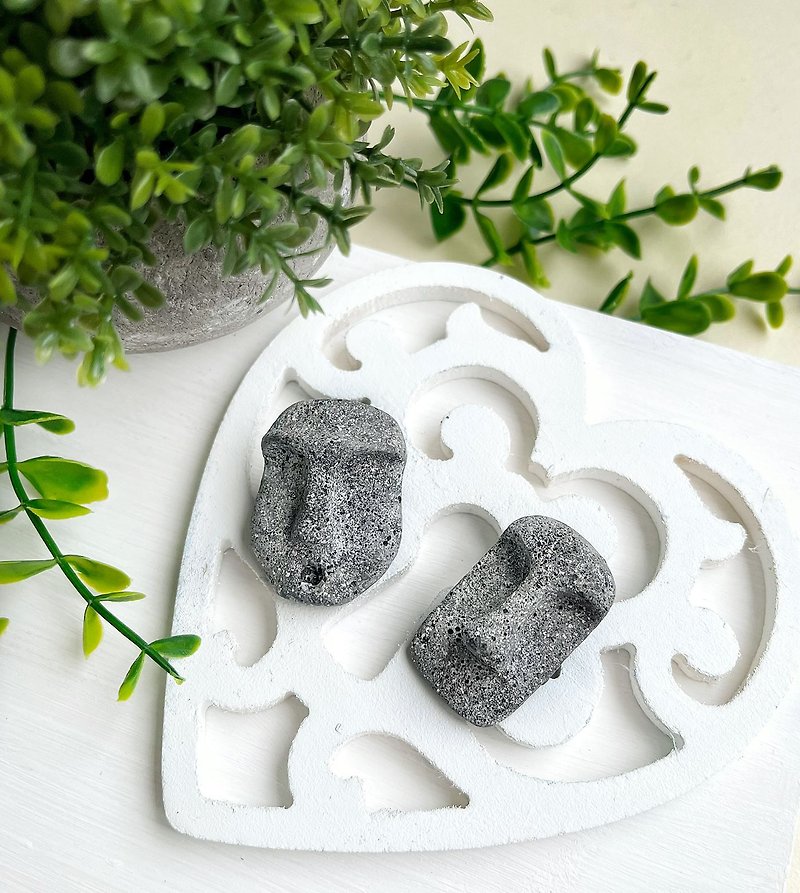 Moai Brooch, Creative gift, Face accessory - Brooches - Cement Gray