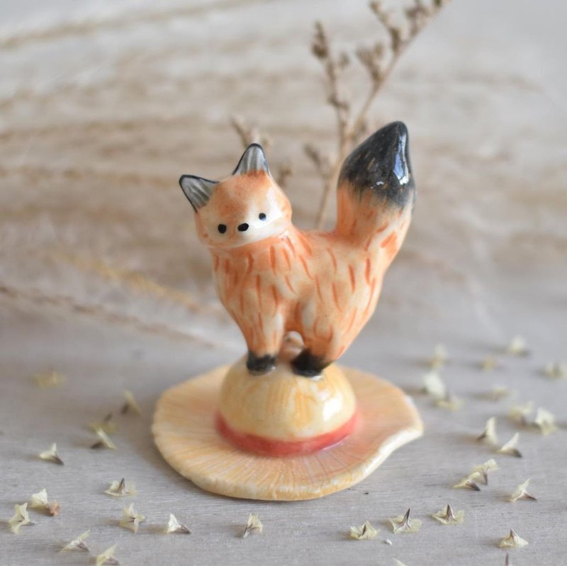 Straw Hat Little Fox Incense sticks/Dried Flower Stand - Items for Display - Porcelain Orange