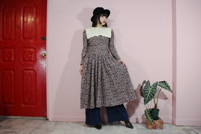 [Vintage dress] black floral unique large square neckline before and after the design of large wave skirt long-sleeved American vintage dress - ชุดเดรส - ผ้าฝ้าย/ผ้าลินิน สีดำ