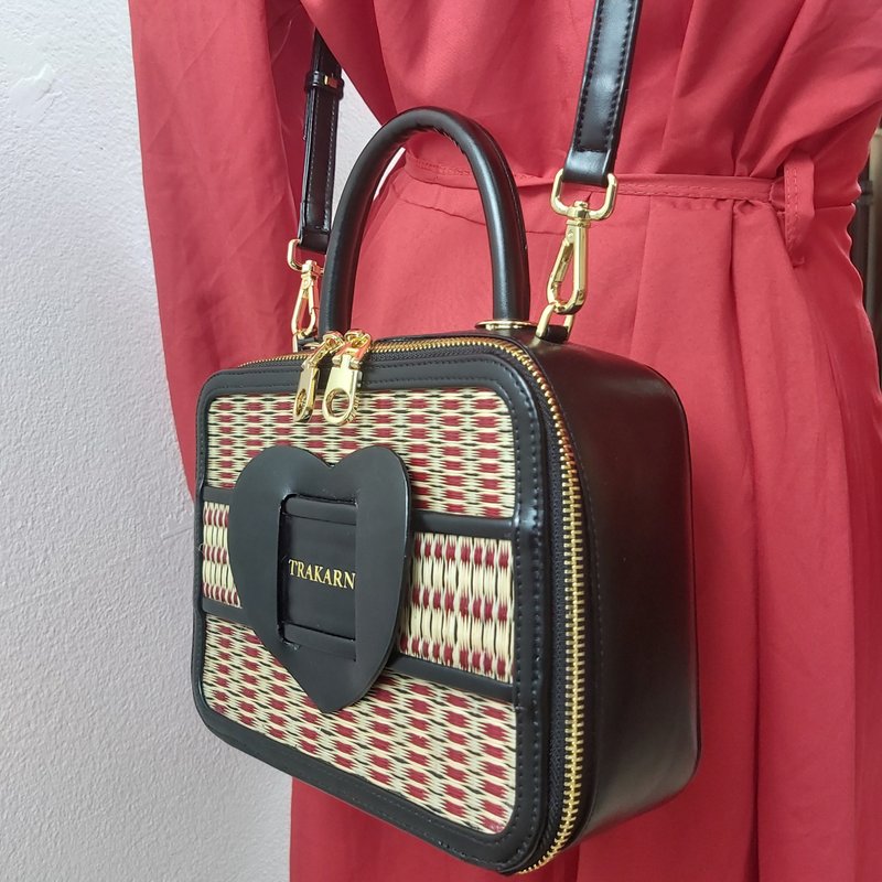 ハート型ベルト付きトラカーントートバッグモダンなタイスタイルの手作り作品、ブラック+赤 - トートバッグ・ハンドバッグ - 合皮 多色