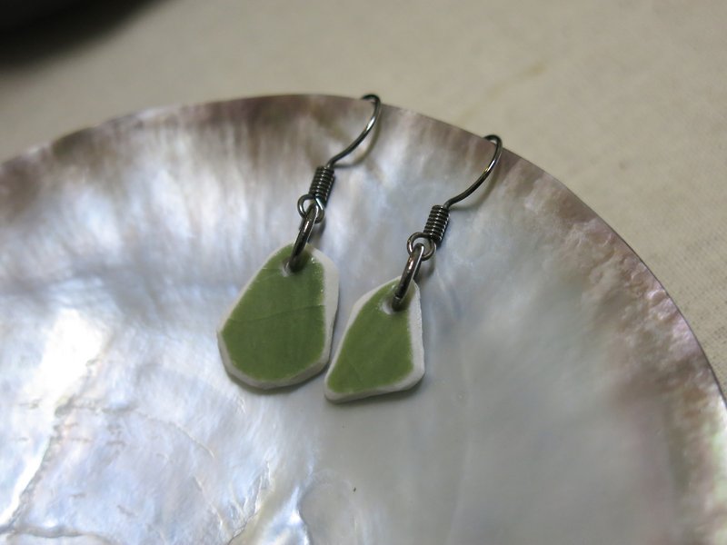 Building pupae | Handmade pottery earrings - Earrings & Clip-ons - Pottery Green