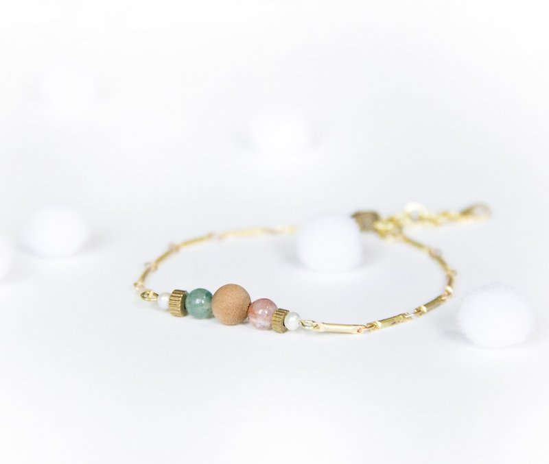 Simple linear bracelet / Christmas ball - colorful jade sandalwood small Bronze pearl bracelet Christmas gifts - สร้อยข้อมือ - เครื่องเพชรพลอย สีกากี
