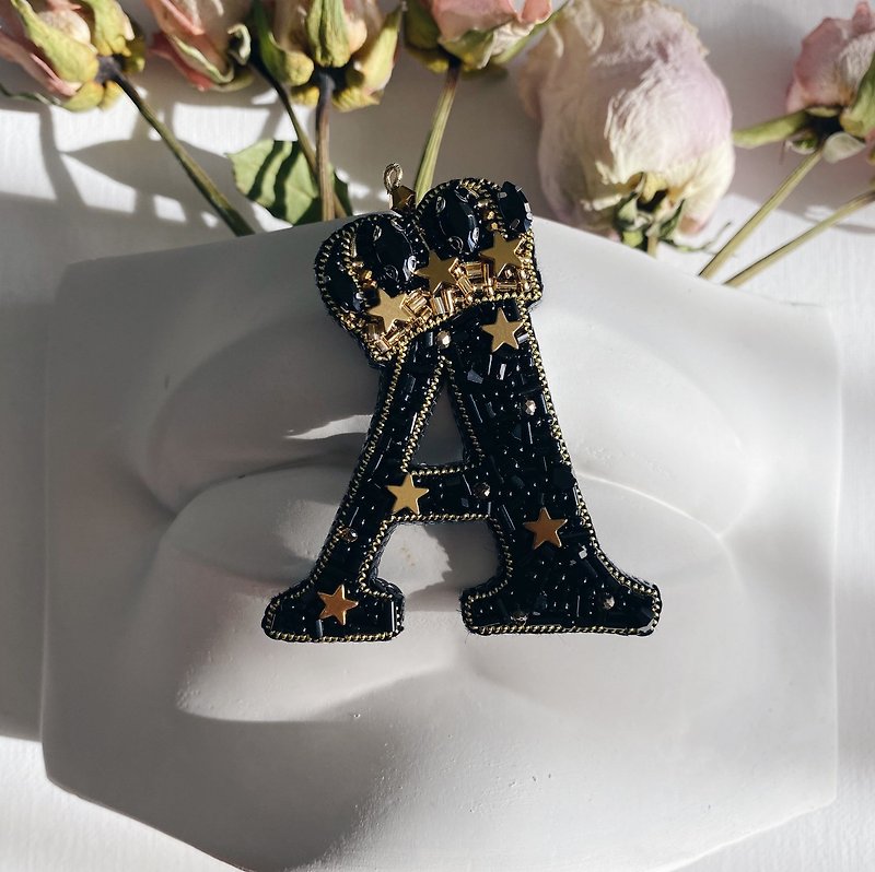 Brooch letter in the crown, Jewelry letters, embroidered letters L and A - Brooches - Glass Black