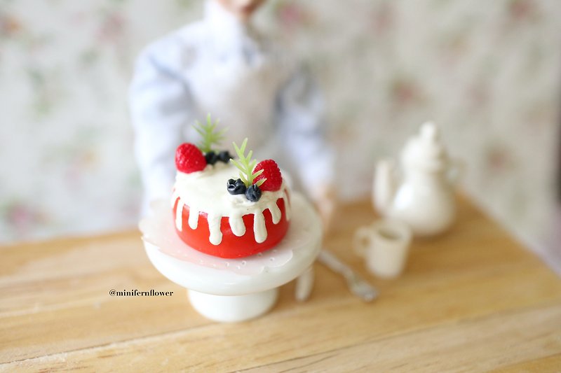 Strawberry cake on stand, scale 1/12, miniature ของจิ๋ว บ้านตุ๊กตา - ของวางตกแต่ง - ดินเหนียว สีแดง