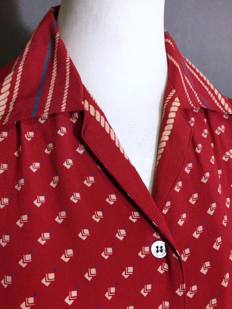 Ping-pong vintage [vintage shirt / red totem silk textured vintage shirt] abroad back VINTAGE - เสื้อเชิ้ตผู้หญิง - ผ้าไหม สีแดง