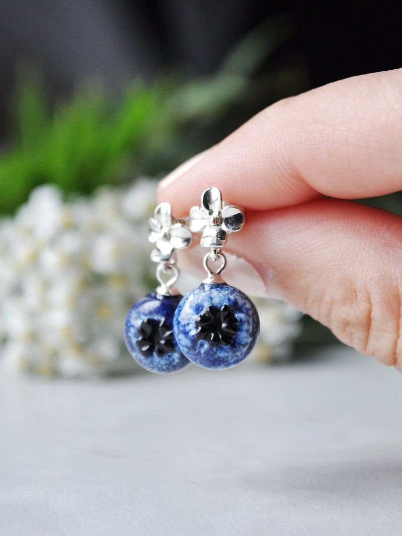 Blueberry earrings Flower silver ear studs Little gift for girl Fruit jewelry - 耳環/耳夾 - 玻璃 藍色