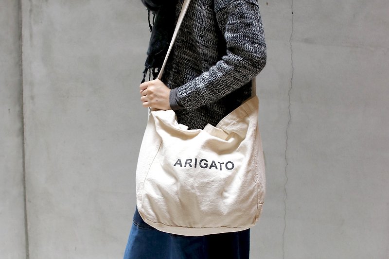 OMAKE Arigato 2way canvas bag (white) - กระเป๋าแมสเซนเจอร์ - ผ้าฝ้าย/ผ้าลินิน ขาว