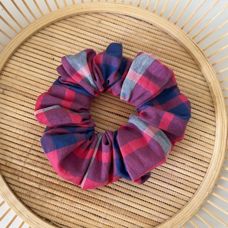 Pink plaid scrunchie - เครื่องประดับผม - ผ้าฝ้าย/ผ้าลินิน 