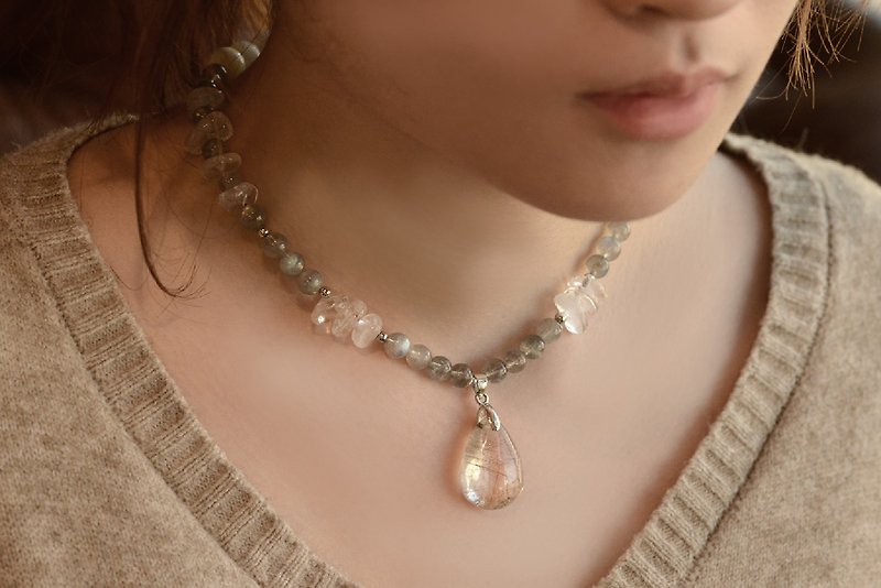 [Shenshan crystal mine] feldspar ice block necklace labradorite/white crystal/hair crystal/crustacean/neck circumference 35(cm) - Necklaces - Crystal Transparent