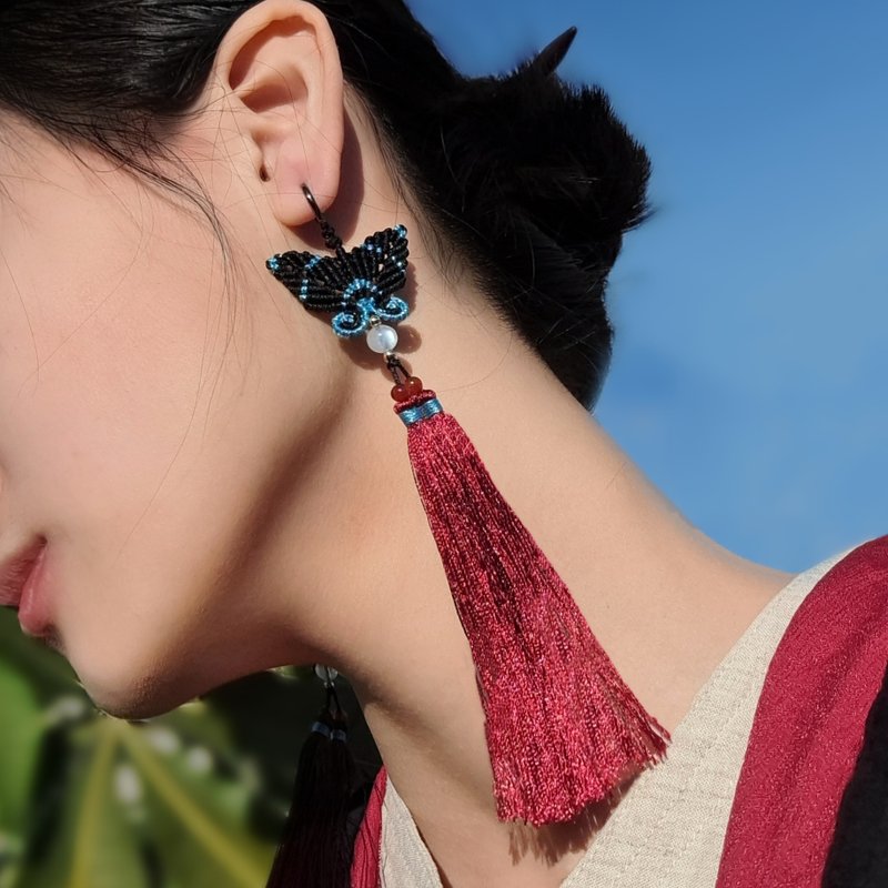 【Butterfly Earrings】Night butterfly. Moonstone. Retro tassel handmade earrings_ blue flame red tassel - ต่างหู - คริสตัล สีแดง