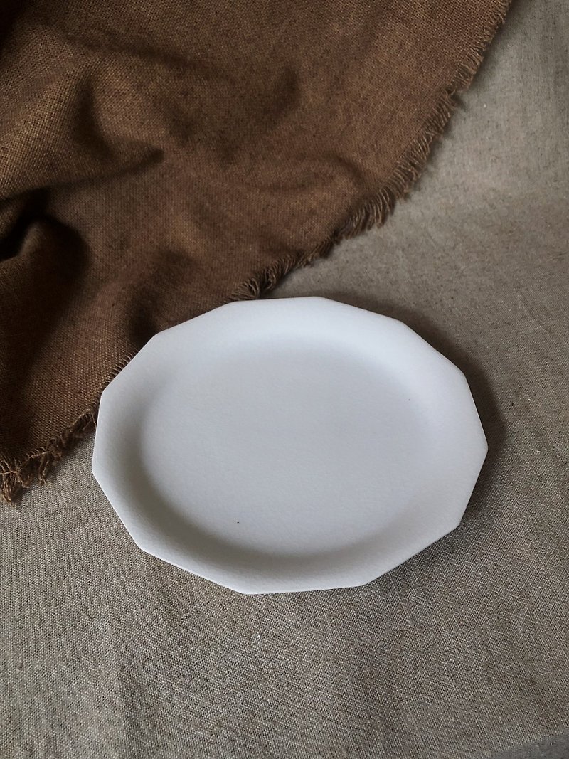 White glazed twelve-pointed plate 22cm