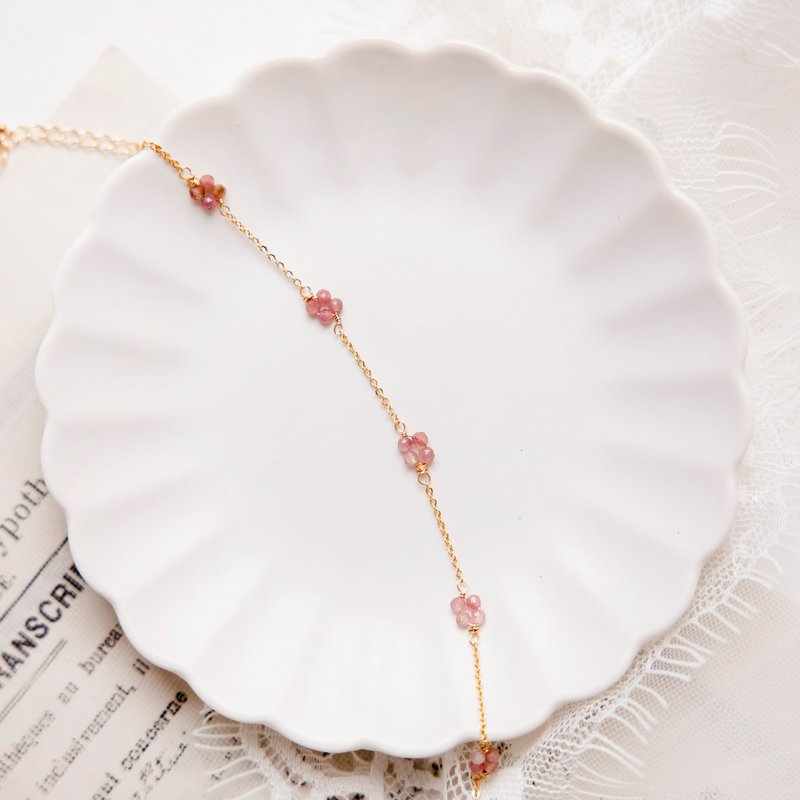 Relationship-Enhancing x Rose Quartz Birthstone 18K Gold Plated Brass 【Floriography】 Bracelet - สร้อยข้อมือ - เครื่องเพชรพลอย 