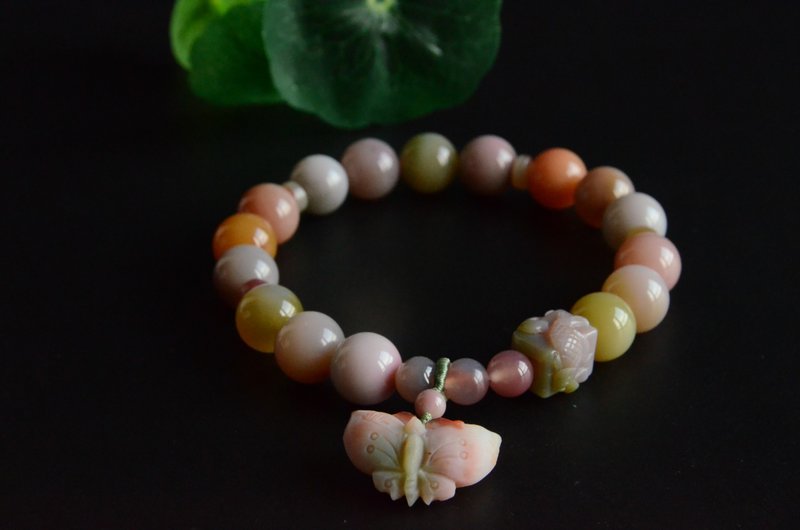 [Midsummer] Natural salt source agate macaron color colorful bracelets bracelets double color butterfly fish playing lotus leaves - สร้อยข้อมือ - เครื่องเพชรพลอย 