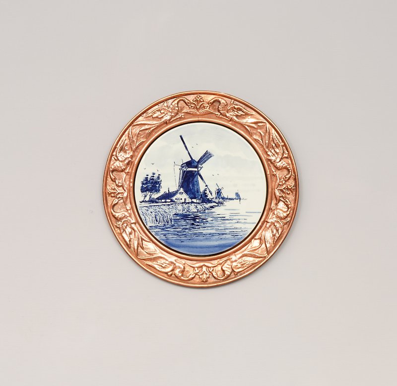 Ceramic Delft Blue plate showing a Dutch windmill landscape fitted in copper - ของวางตกแต่ง - ดินเผา สีทอง