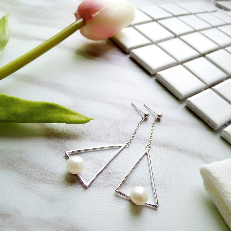 Geometric triangle pearl earrings simple and generous earrings elegant all-match earrings + 925 sterling silver - ต่างหู - วัสดุอื่นๆ ขาว