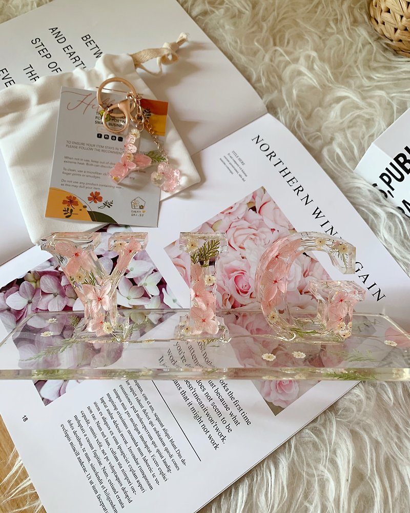 Custom Flower Letter Resin Lamp (Pink Hydrangea) - 燈具/燈飾 - 樹脂 粉紅色