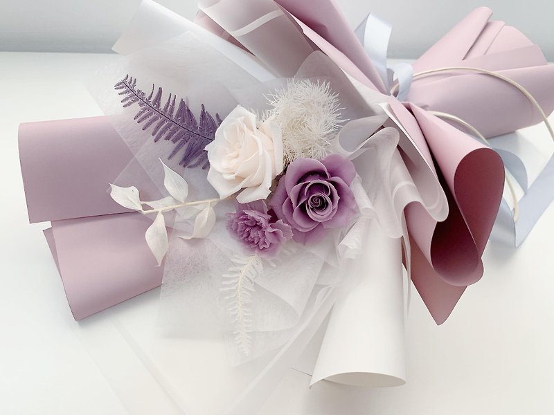 Preserved flower bouquet--including carnations--dream purple and white (comes with bag and string lights) - ช่อดอกไม้แห้ง - พืช/ดอกไม้ สีม่วง