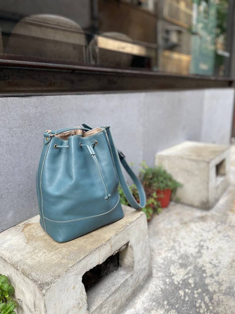 Same color splicing bucket bag side backpack Color: Morandi blue Size:M - กระเป๋าแมสเซนเจอร์ - หนังแท้ สีน้ำเงิน