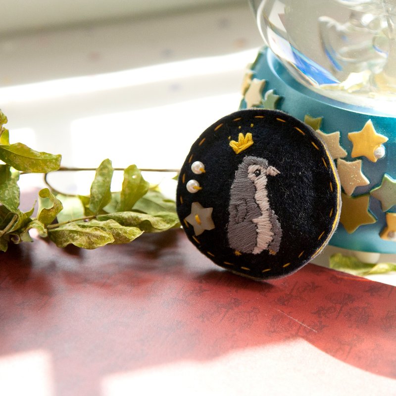 Thread Brooches Blue - Brooch－Penguin prince [hand embroidery]