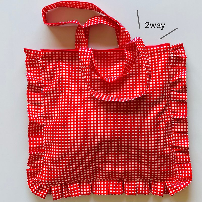 Square cushion-like 2way frill tote bag L size gingham red x white cotton - กระเป๋าถือ - ผ้าฝ้าย/ผ้าลินิน สีแดง