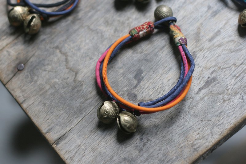 OMAKE Gurubail bracelet left blue purple line - สร้อยข้อมือ - ผ้าฝ้าย/ผ้าลินิน สีน้ำเงิน