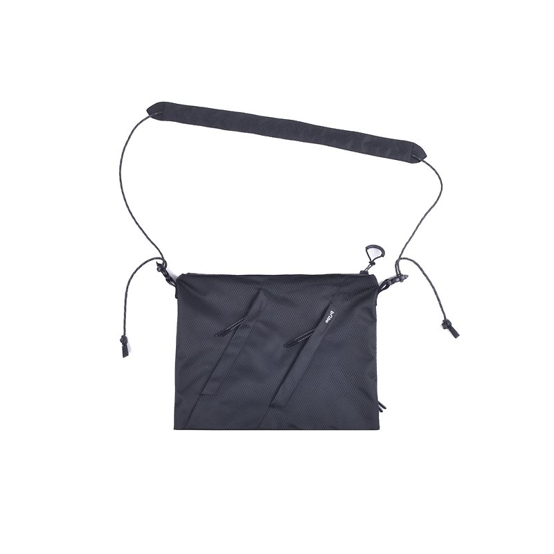 oqLiq - Project 06 - River sacoche bag Chuanzi Supply Pack (small) - กระเป๋าแมสเซนเจอร์ - เส้นใยสังเคราะห์ สีดำ