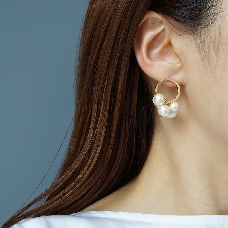 Twist Cotton Pearl Earrings A - ต่างหู - โลหะ สีทอง