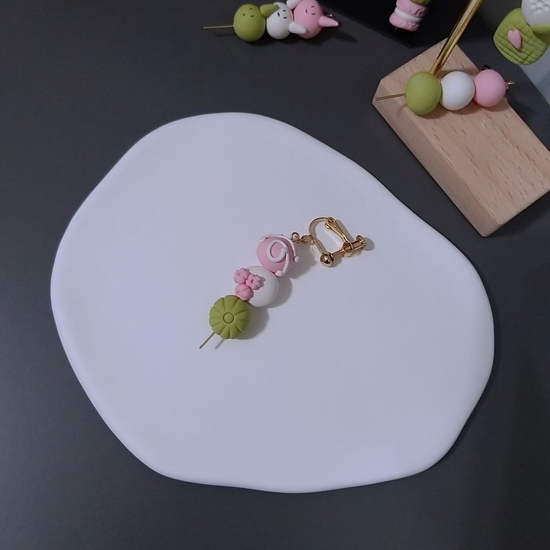 【Dessert Day - Tricolor Dango Ver.】Japanese sweets Style　handmade earrings - Earrings & Clip-ons - Clay Pink