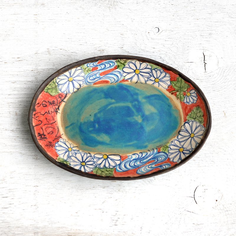 Oval plate with chrysanthemum and running water pattern
