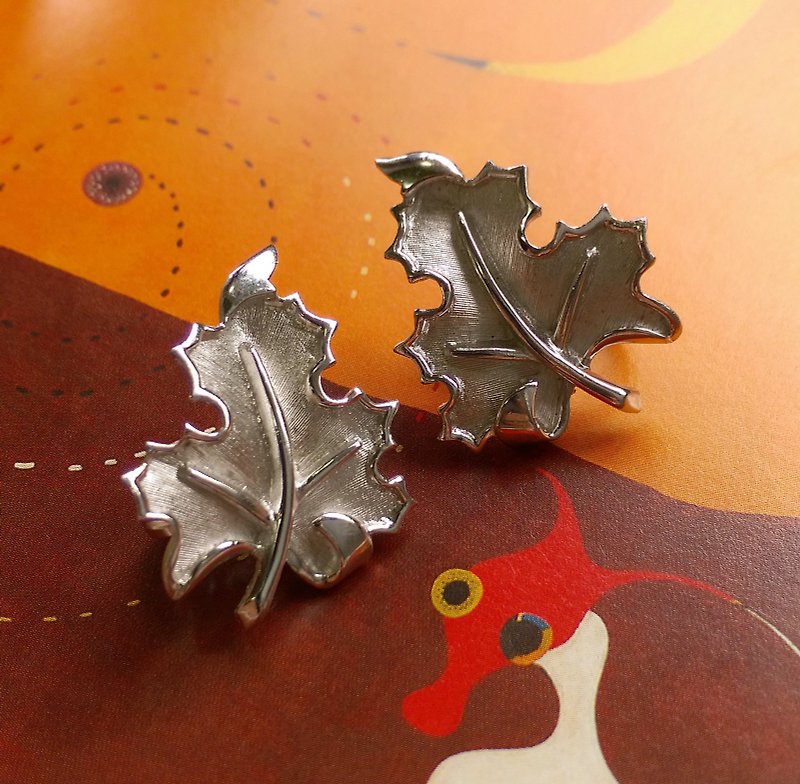 Western antique ornaments. TRIFARI silver brushed silver leaf clip earrings - ต่างหู - โลหะ สีเงิน