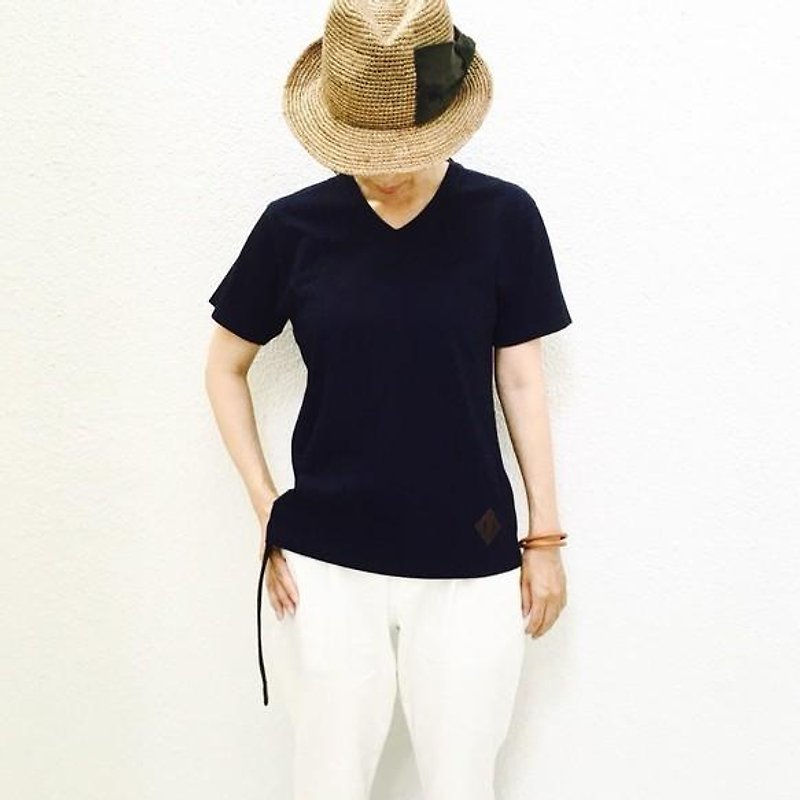 [Summer Sale] Indigo Tenjiku V Neck T Shirt with Aging Blue Leather Patch [S Size] - เสื้อผู้หญิง - ผ้าฝ้าย/ผ้าลินิน สีน้ำเงิน