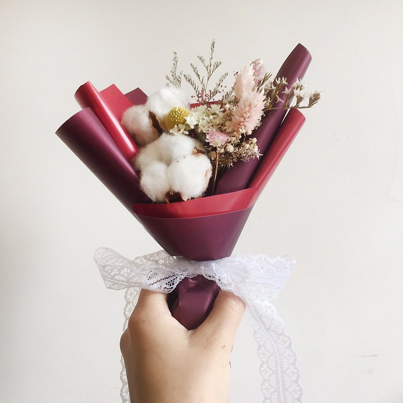 結婚式のブーケ乾燥ブーケ乾燥ブーケピンクxのドライフラワーの卒業花束の七夕バレンタインデーの花束赤い包装紙 - 観葉植物 - 紙 レッド