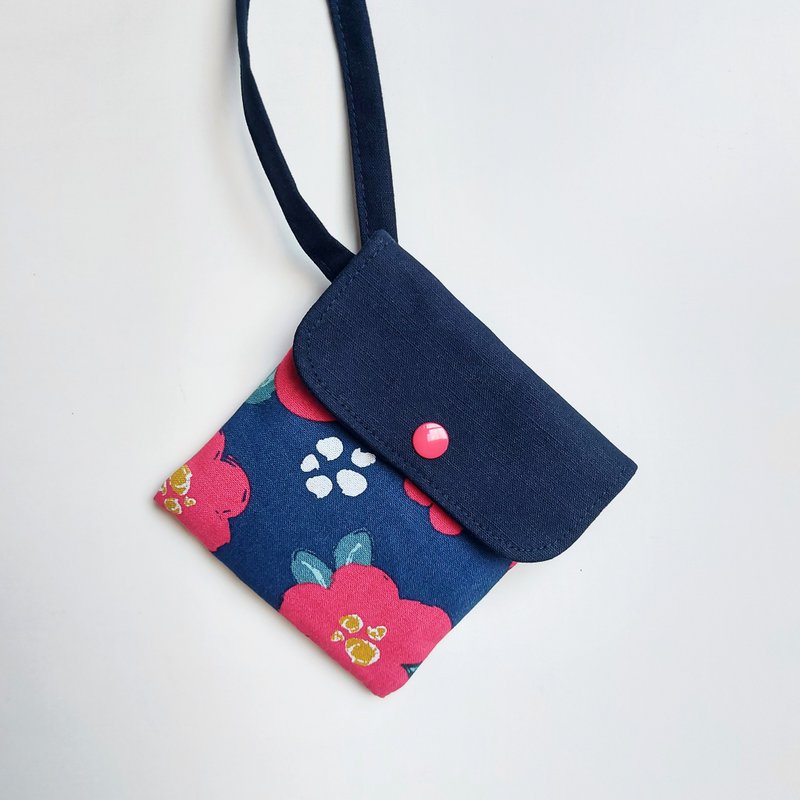 Multifunctional storage bag [Camellia] Mask storage bag, facial tissue cover, sanitary napkin bag - กระเป๋าเครื่องสำอาง - ผ้าฝ้าย/ผ้าลินิน 