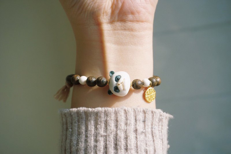 天然沈香珠/沉香珠 鹿角雕熊貓設計手串衣襟掛s - 手鍊/手環 - 木頭 咖啡色