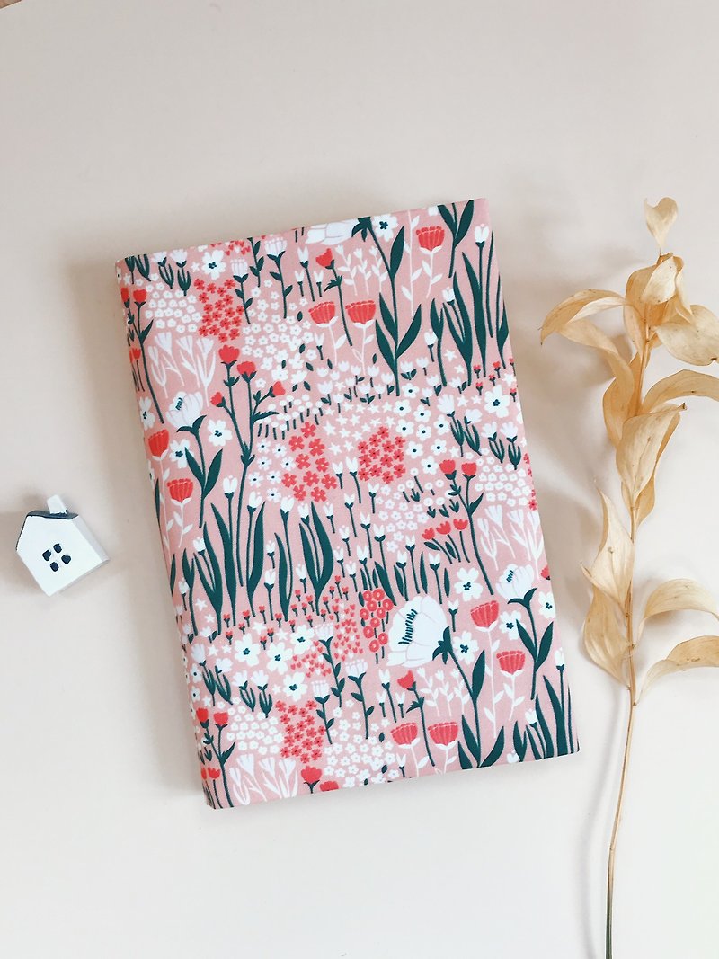 ピンクの花の海の布に手作りのブックカバー/ブックカバー| 815a.m