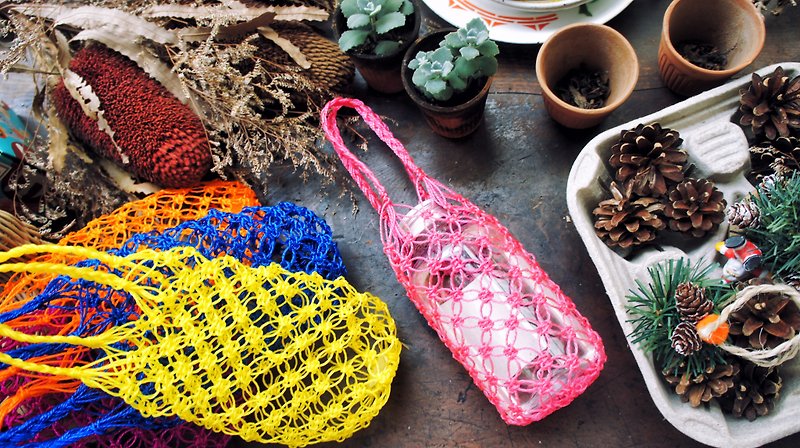 Environmental protection beverage bag kettle bag hand-woven small flower window - กระเป๋าถือ - พลาสติก สีเหลือง