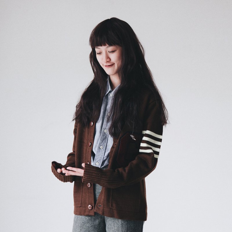 A ROOM MODEL - VINTAGE，CJ-3438 varsity sweater 黑邊框C胸章 - 女毛衣/針織衫 - 棉．麻 咖啡色