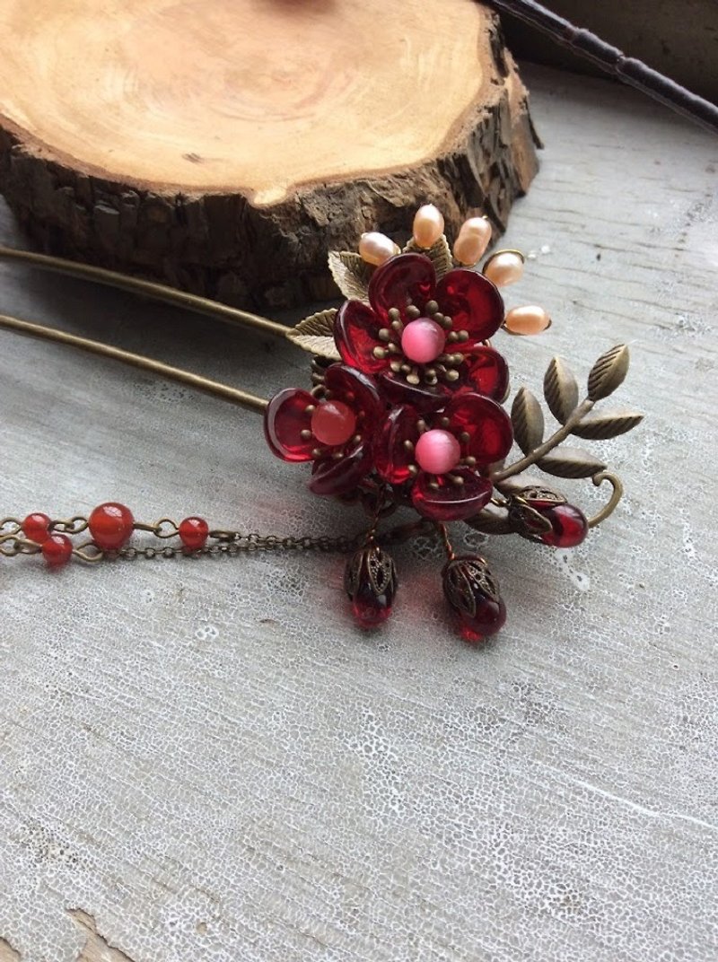 Handmade ~ Chinese glass plum blossom hairpin (gem red / bronze. Silver. Brass primary color) - เครื่องประดับผม - วัสดุอื่นๆ สีแดง