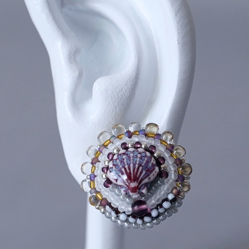 おしゃべりなピアス 10　まる　シェル　パープル　おおぶり　サージカルステンレスピアス　一点もの　ビーズ刺繍 - ピアス・イヤリング - ガラス パープル