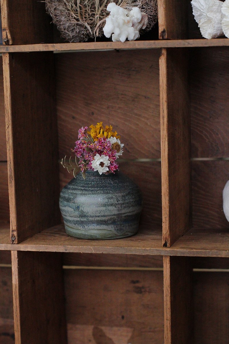 Handmade Japanese pottery/porcelain clay small vase 11 - เซรามิก - ดินเผา สีน้ำเงิน