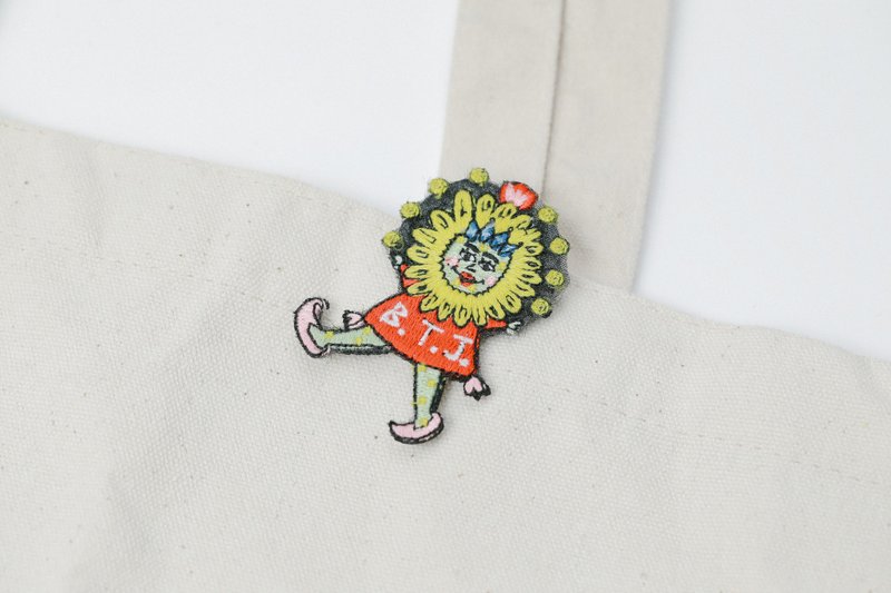 插畫 X 刺繡別針胸針 - 無憂無慮的傻花女 - 胸針 - 繡線 黃色