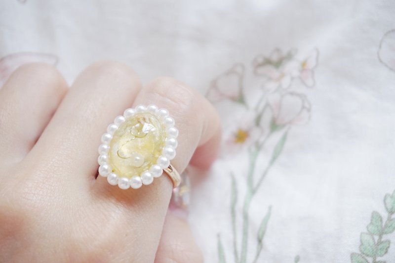 Girl with ring around pearls - แหวนทั่วไป - วัสดุอื่นๆ สีเหลือง
