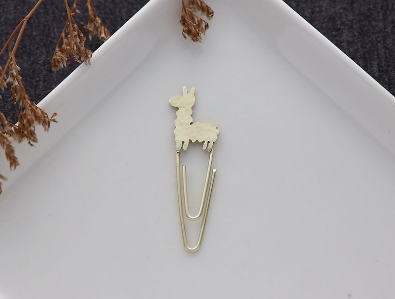 ni.kou Bronze alpaca animal paper clip / bookmark