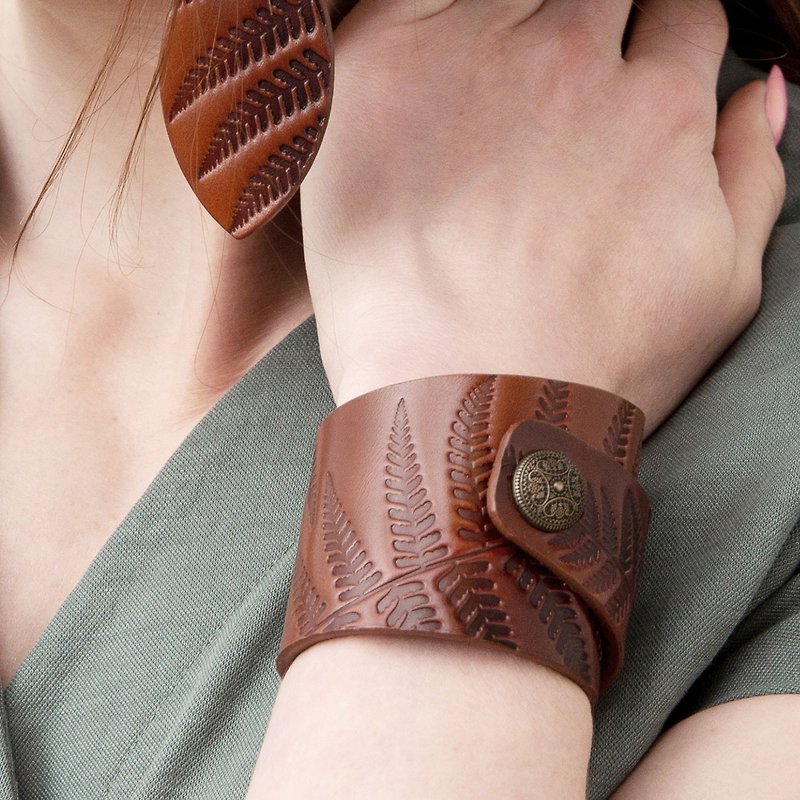 Brown Leather Cuff Bracelet for Women with Fern Ornament, Width 2 1/3 Inches - 手鍊/手環 - 真皮 咖啡色