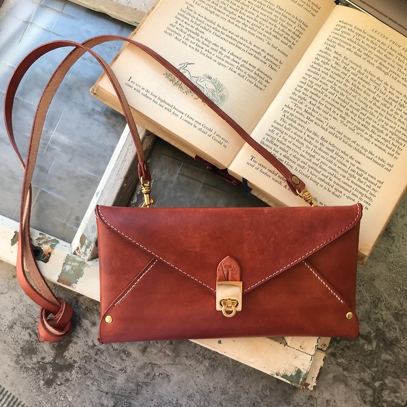 Ship with peace of mind SOP Retro Envelope Bag Leather Clutch with Crossbody Strap Hand-dyed and Brushed Vintage Style - กระเป๋าแมสเซนเจอร์ - หนังแท้ สีนำ้ตาล