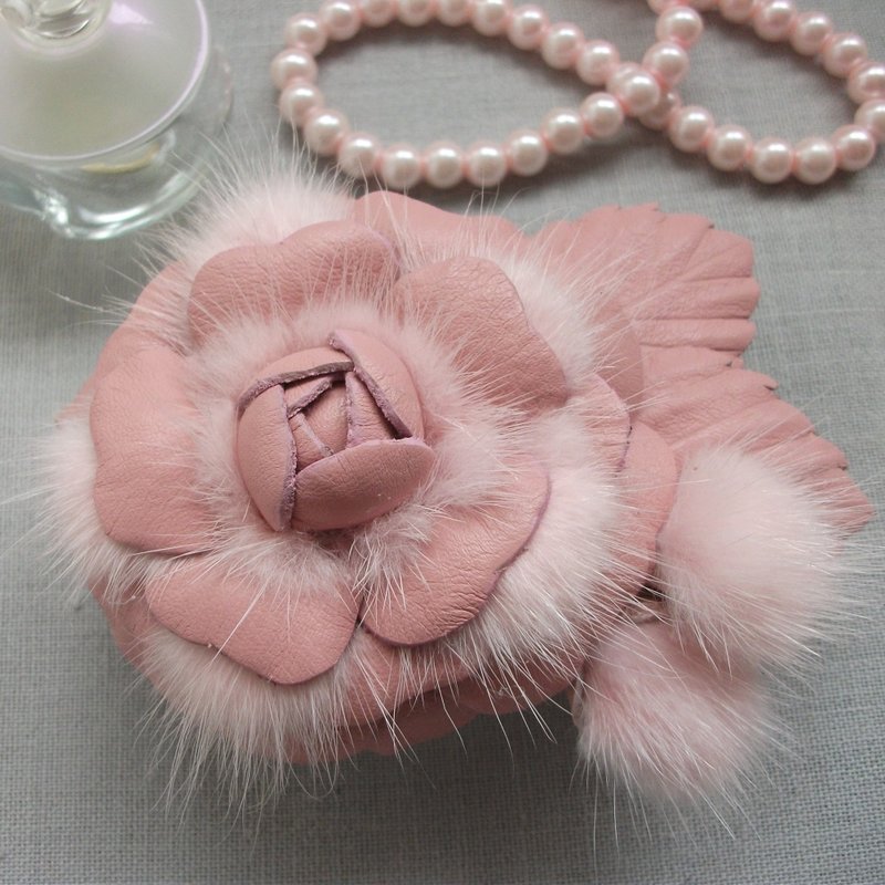 Pink camellia leather brooch with mink - 胸針 - 真皮 粉紅色
