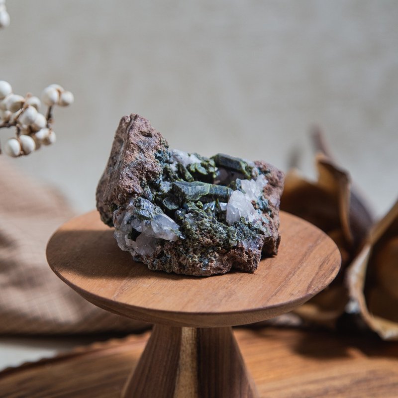 Shuiliandong - epidote Stone symbiotic raw ore - ของวางตกแต่ง - คริสตัล สีเขียว