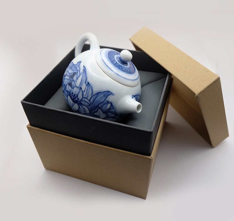 Hand-fired. Blue and white hand-painted lily round pot. Exquisite packaging.